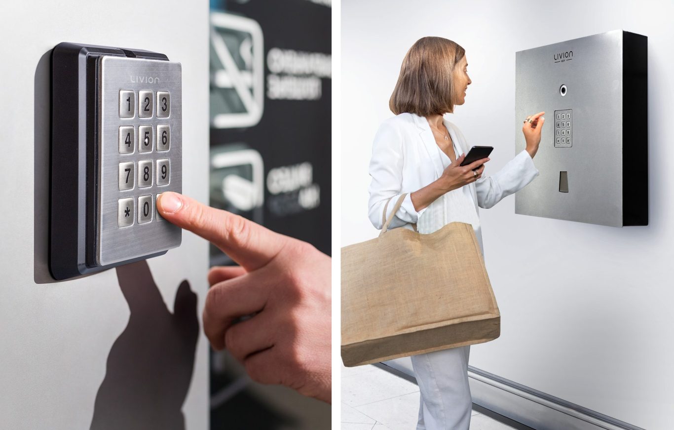 Un clavier numérique à gauche et une femme avec un sac à main à droite, utilisant un téléphone.