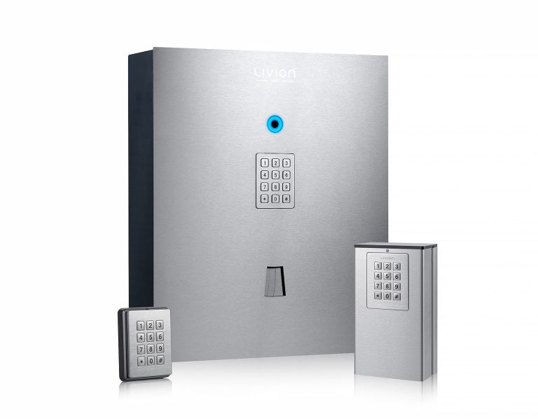 Distributeur automatique de clés en inox avec panneau de commande à codes, clé et fermeture sécurisée.